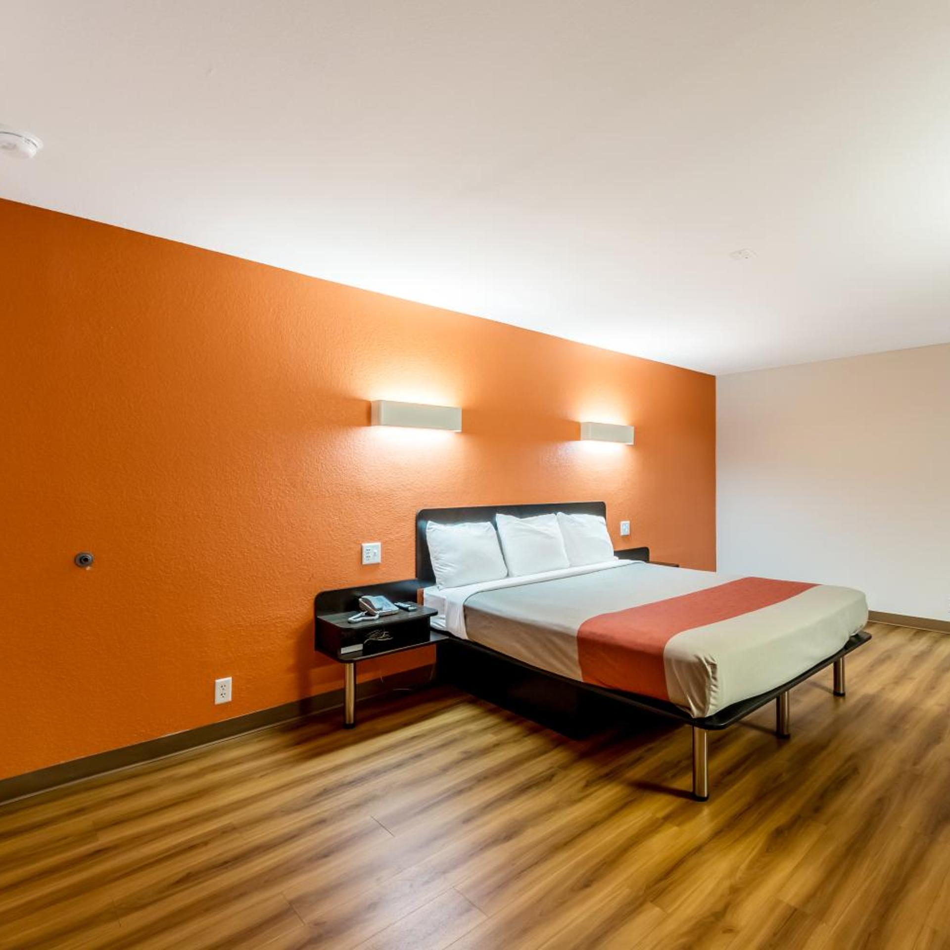 ROOM, KING BED