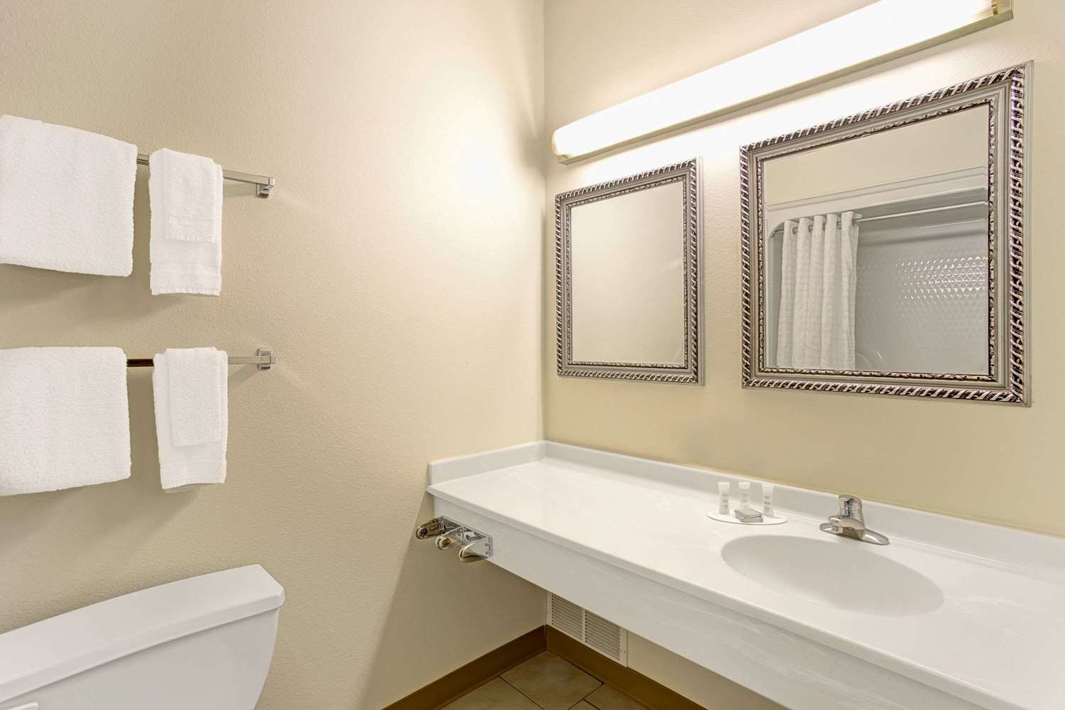 Super 8 by Wyndham Gurnee 15/17