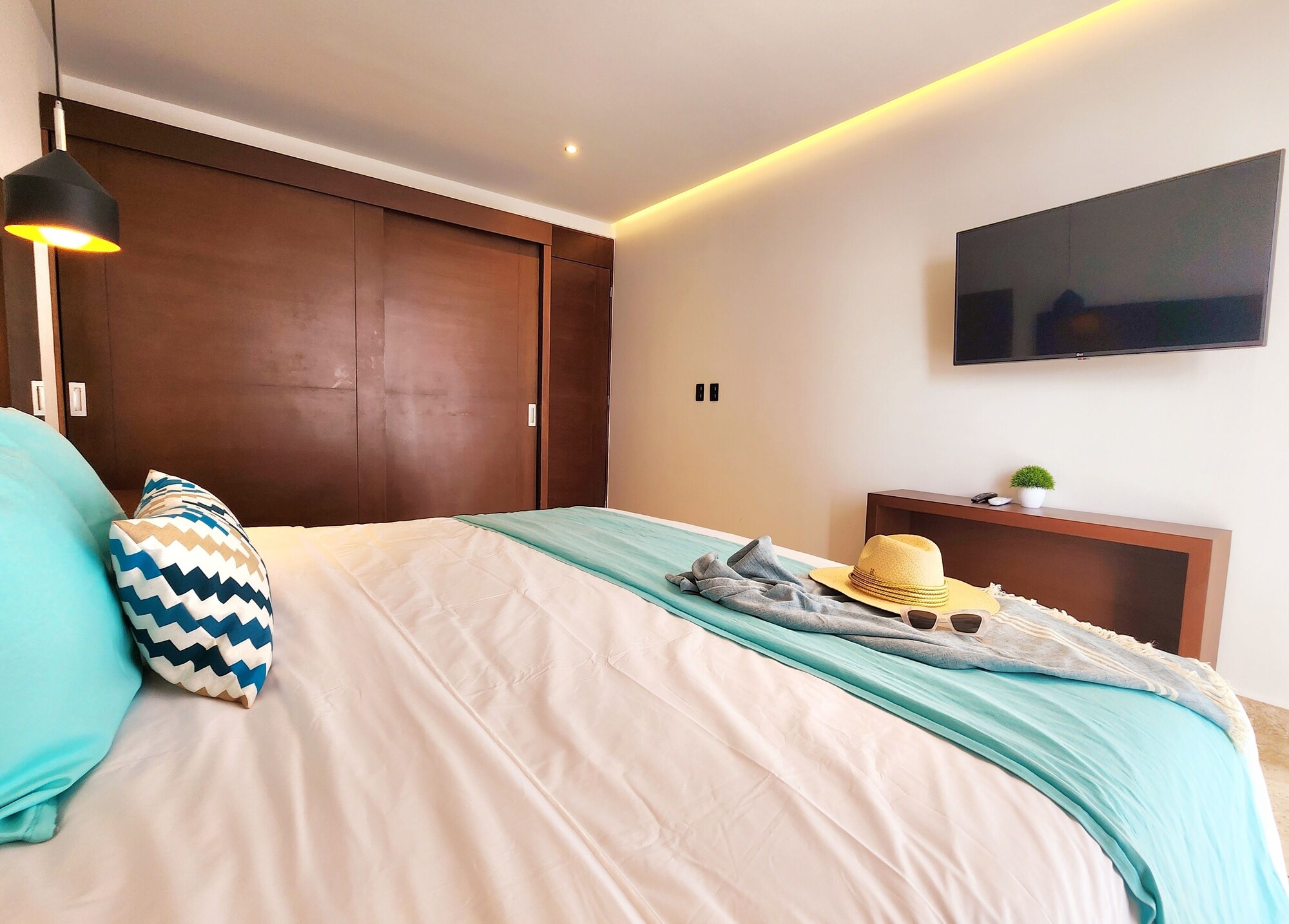 PREMIUM, STUDIO, SUITE