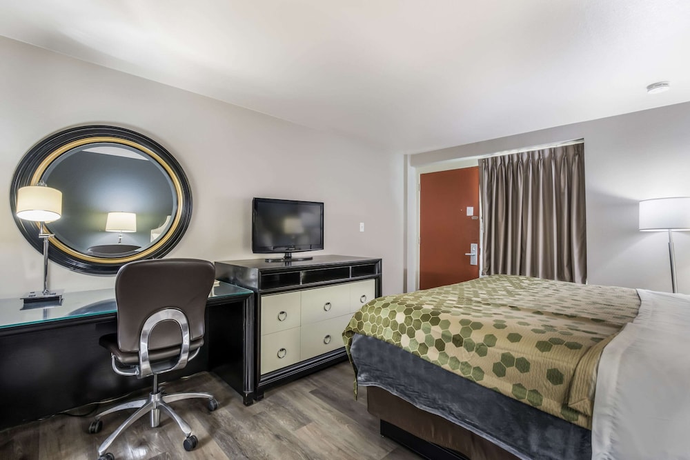 Econo Lodge Neenah 22/43