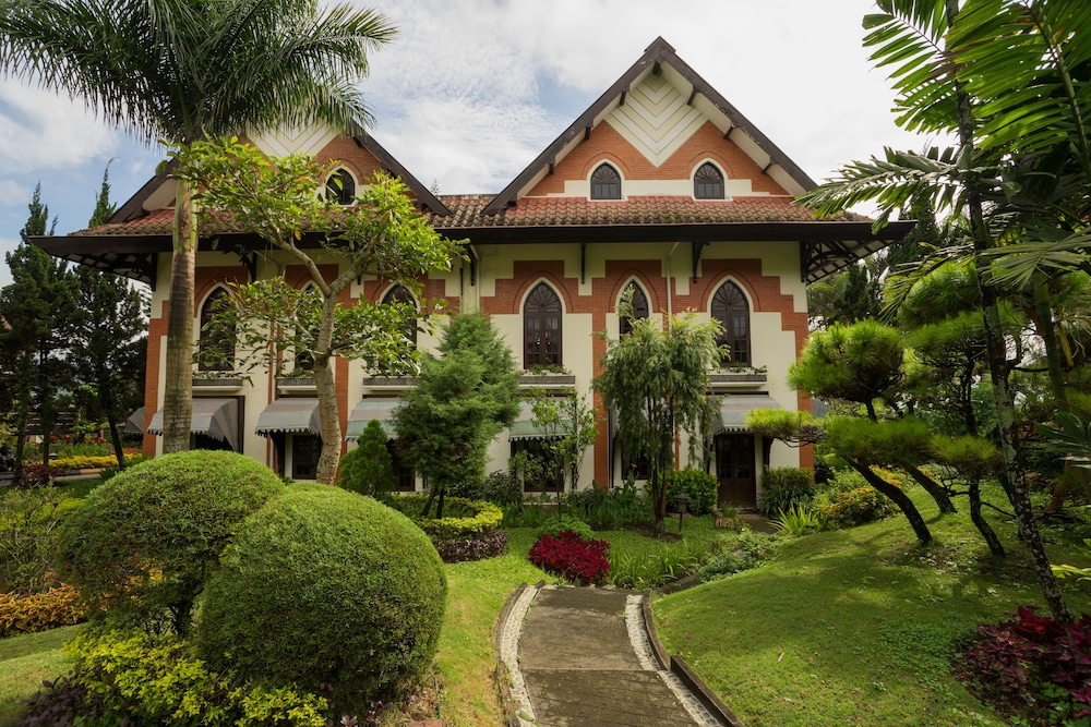 Royal Hotel and Villa Batu 57/61