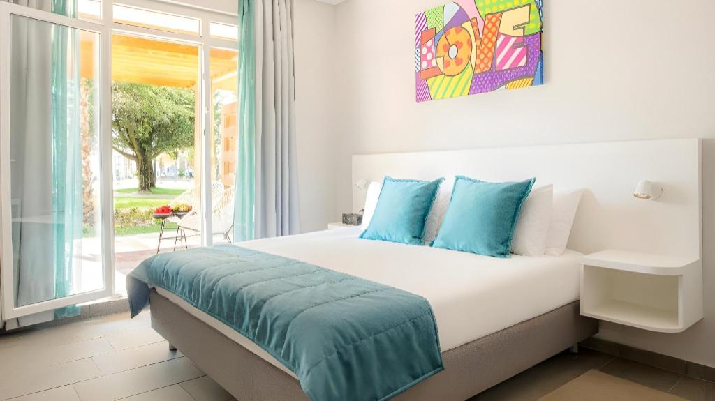 Garden, Junior Suite, Queen Bed, Sofa, Living Area 3/9