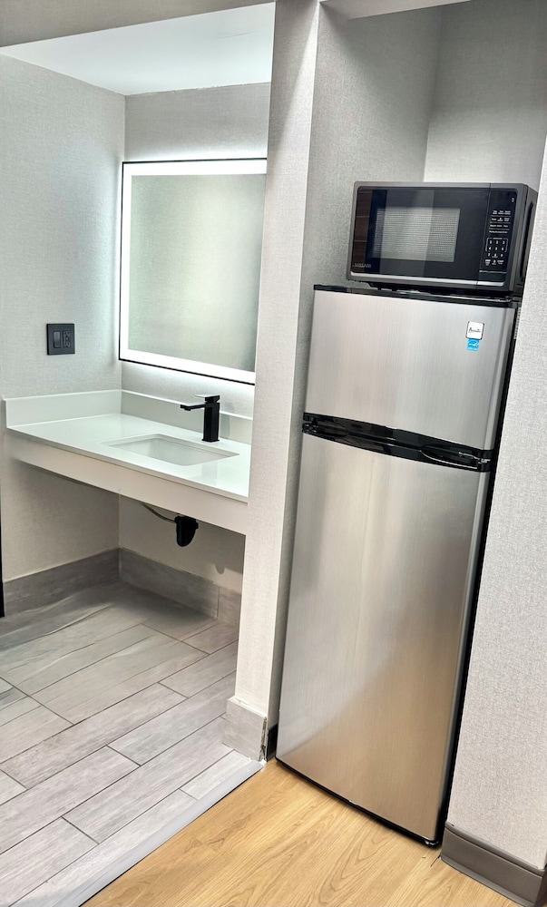 Econo Lodge Wexford 14/16