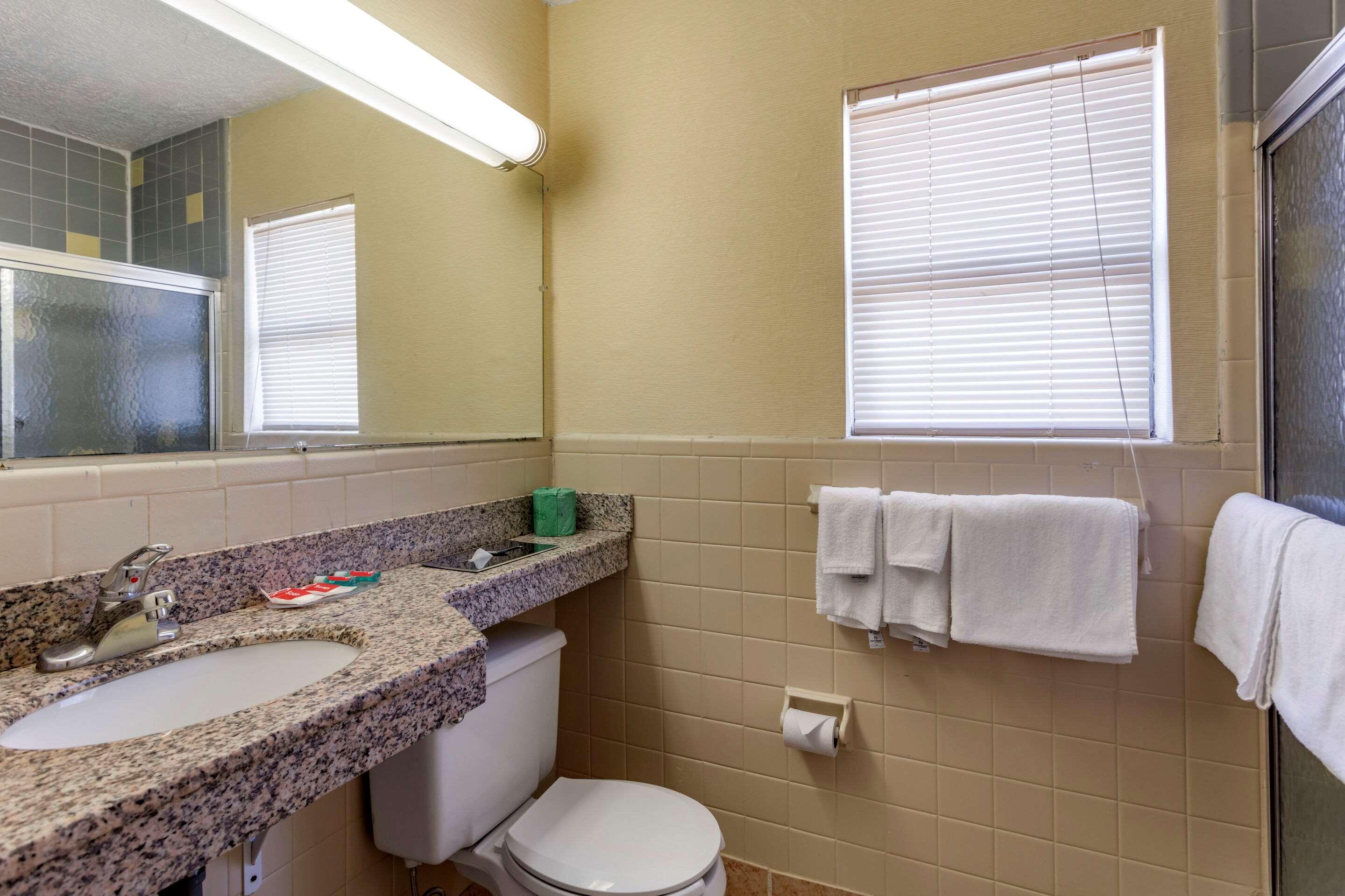 Economy Inn East Hartford CT 58/60
