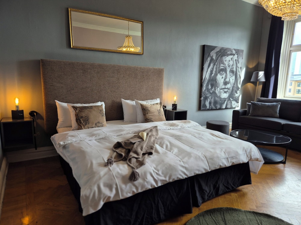 DELUXE, DOUBLE BED, CITY VIEW