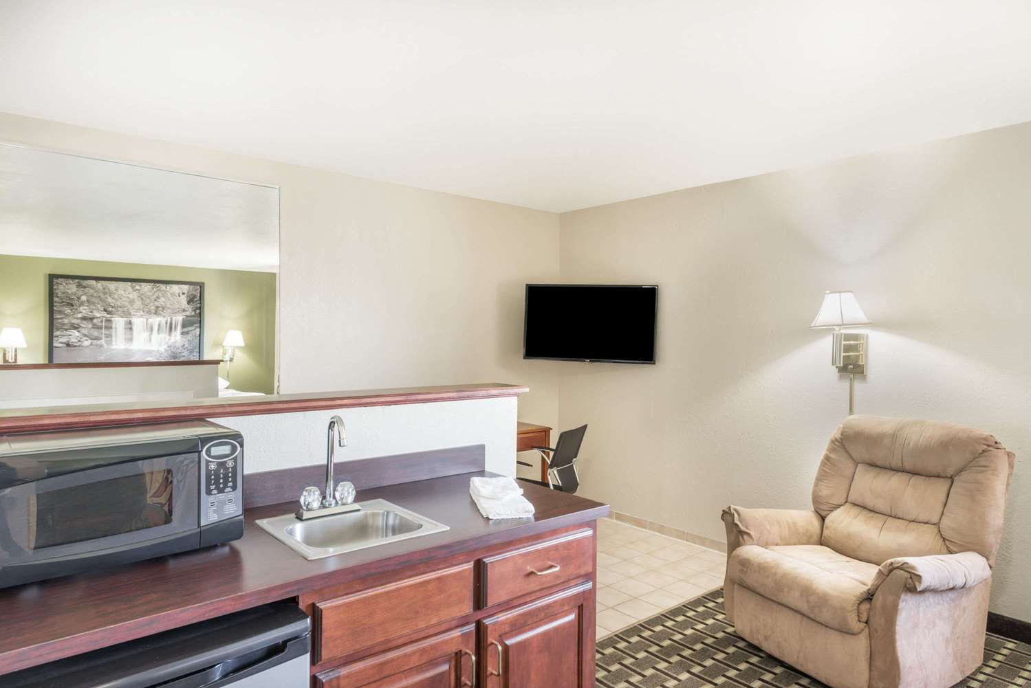 Super 8 By Wyndham Madison/Hanover Area 7/17