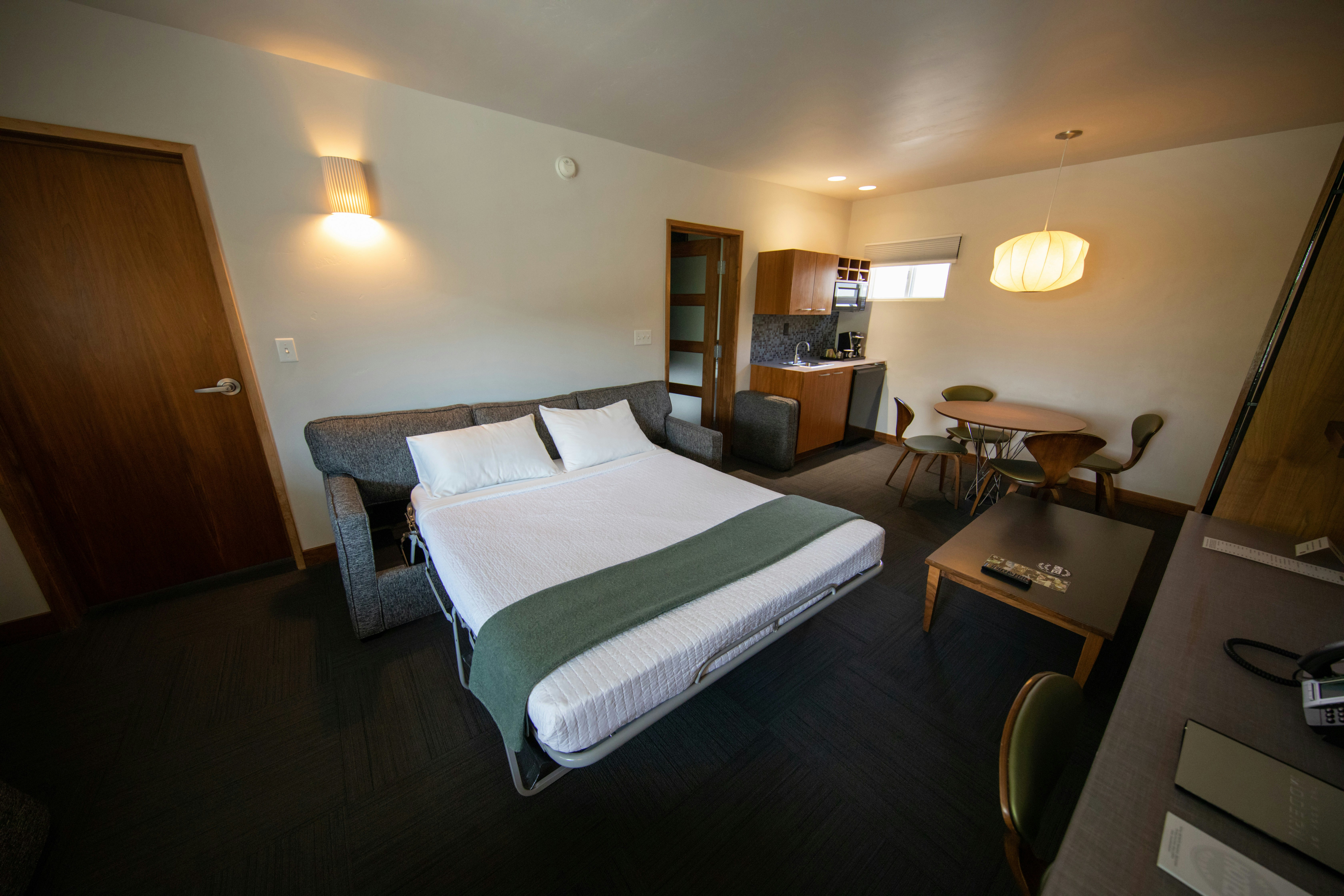 Modern Hotel And Bar 8/48