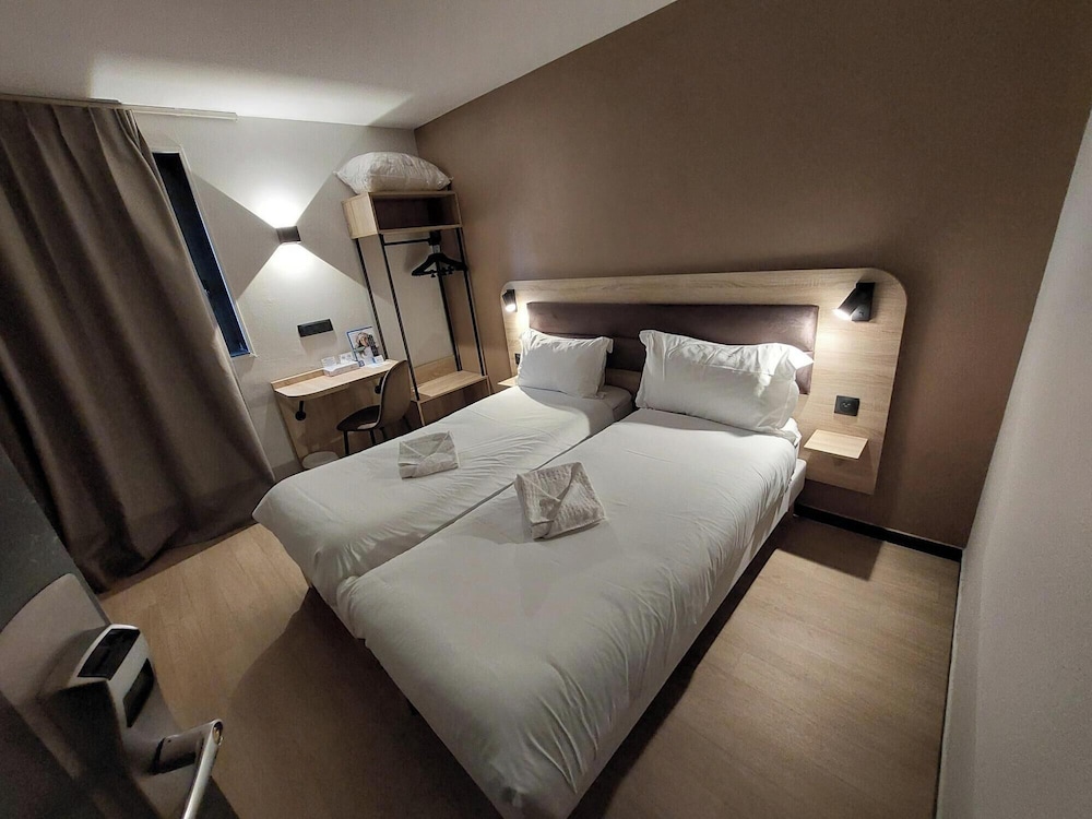Classic, Twin Beds