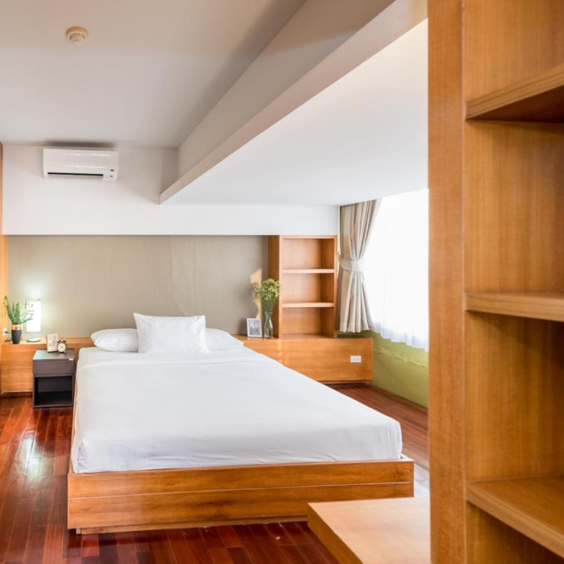 1 BEDROOM, SUITE, CORNER
