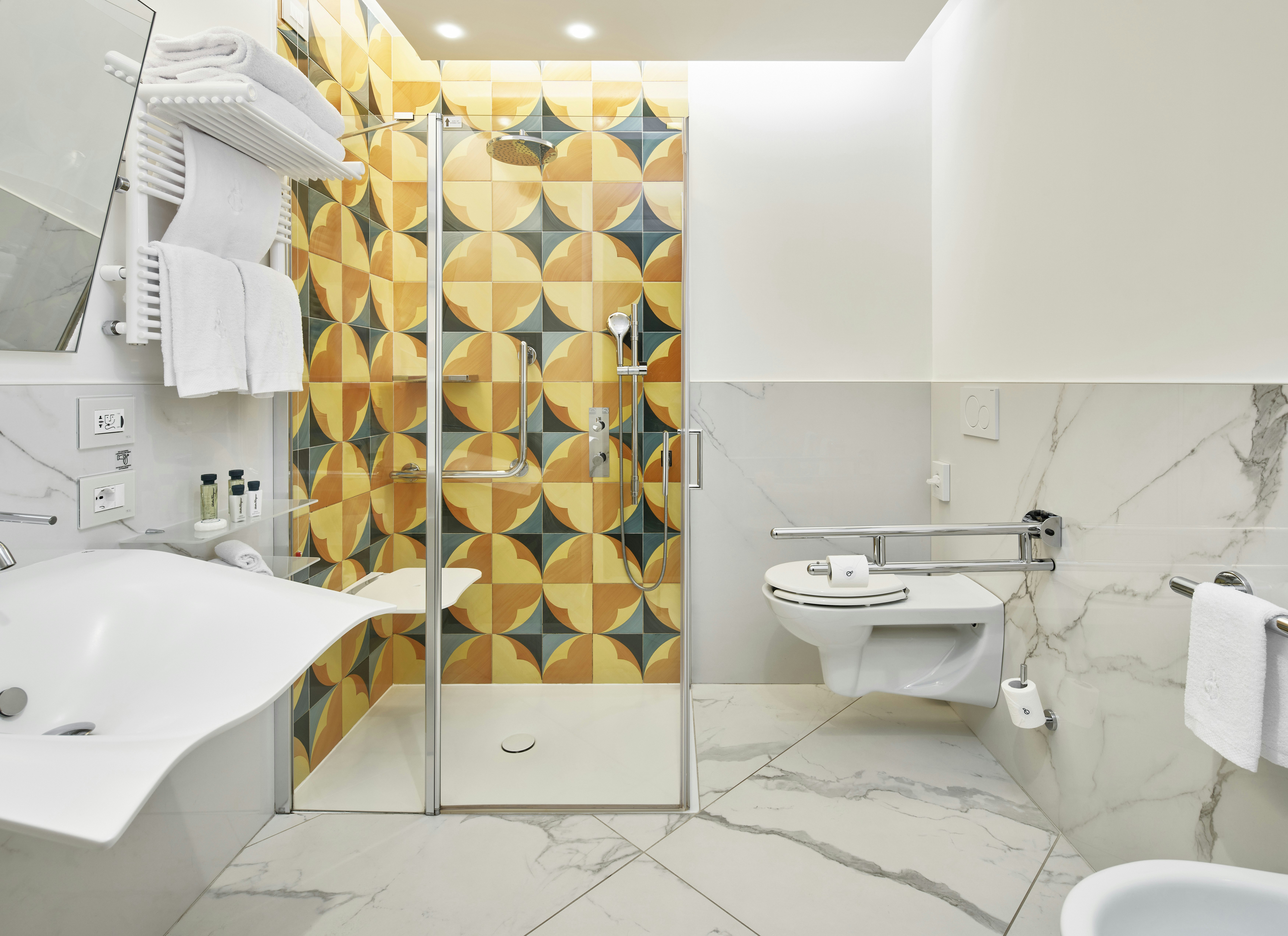 Room, King Bed, Accessible, De Bonart Naples, Curio Collection by Hilton 4/8