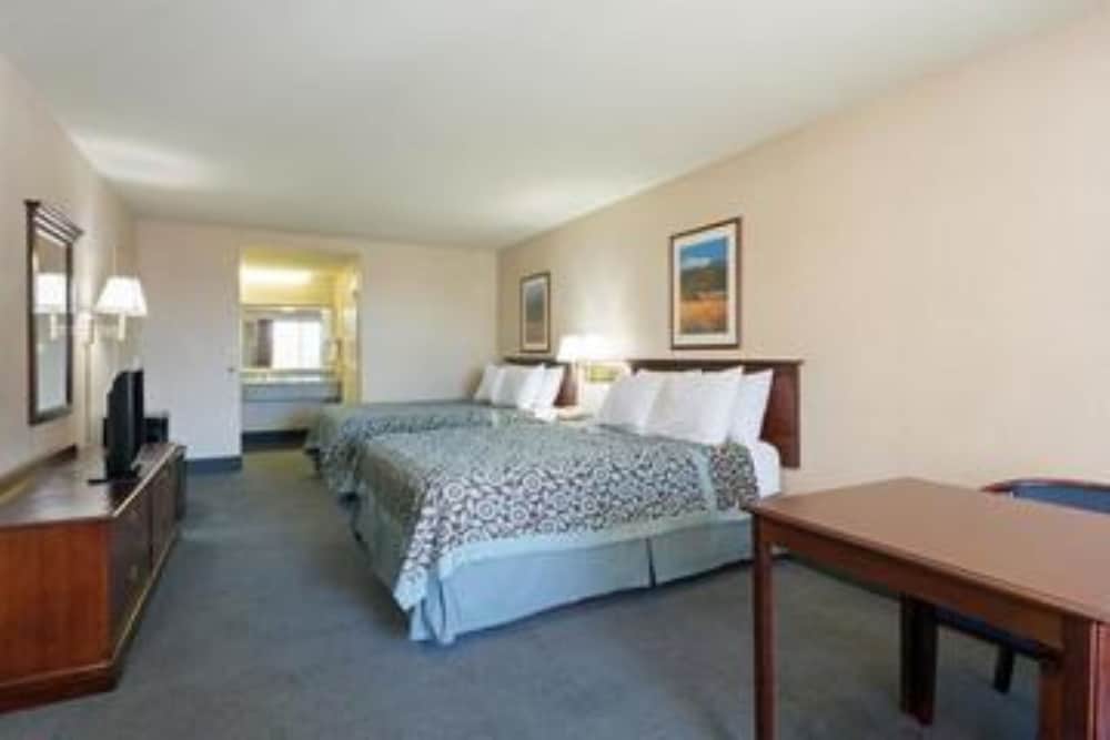 Days Inn by Wyndham Fontana / Rialto 12/34