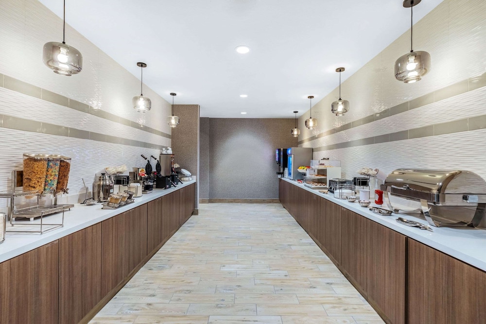 La Quinta Inn & Suites by Wyndham Kansas City Beacon Hill 33/44