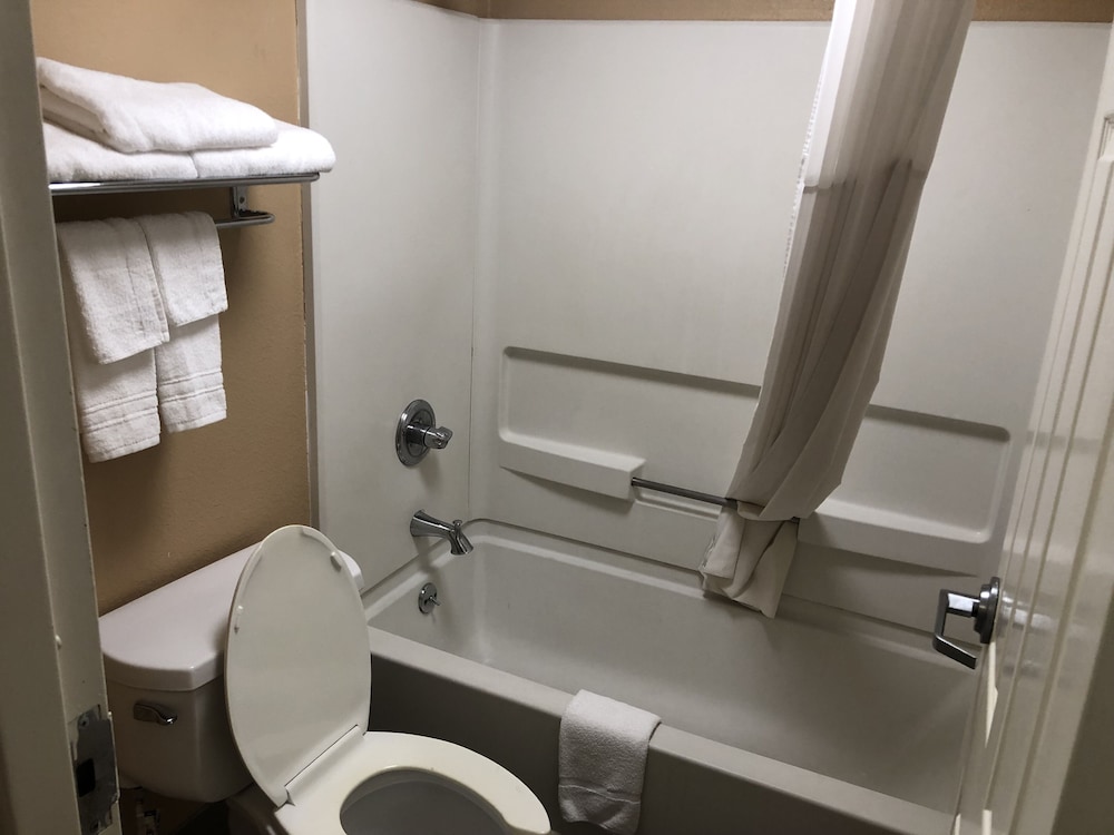 Days Inn By Wyndham Columbus 51/54