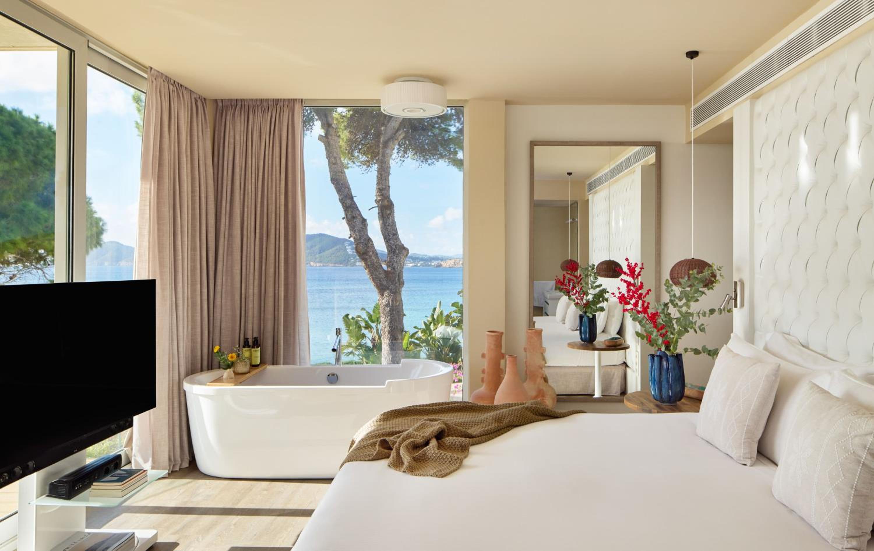 Beyond Me, Suite, Queen Bed, Sea View