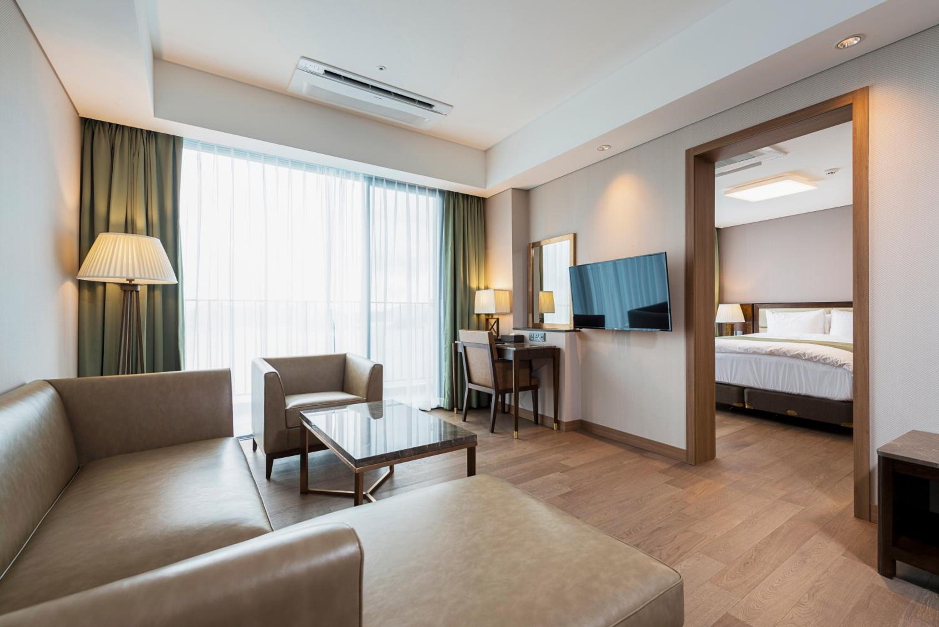 Semi Room, Suite