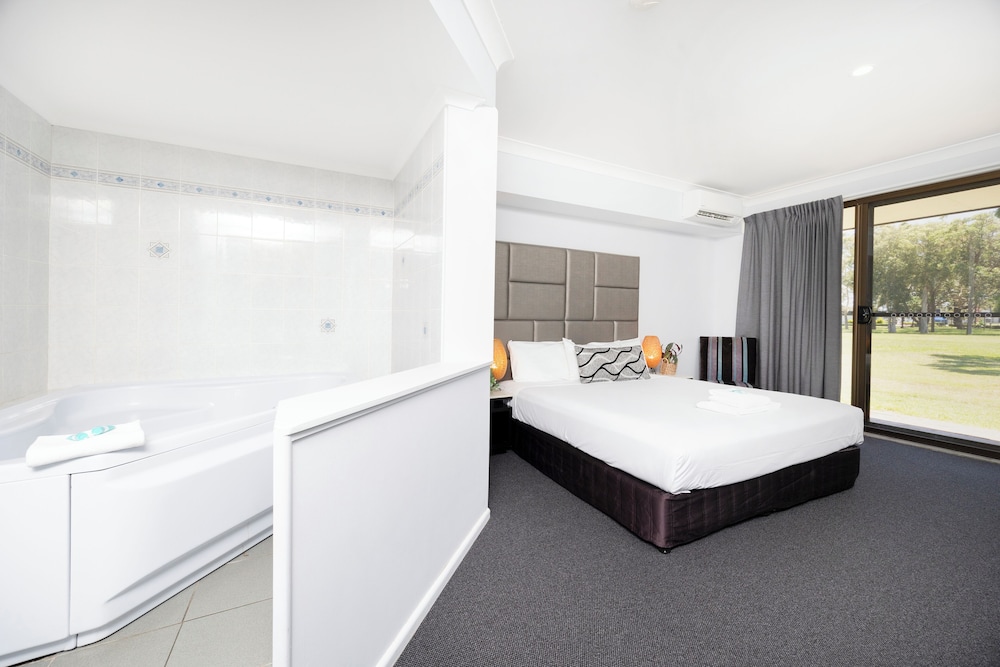 Spa, Deluxe, King Bed, Hot Tub، ISLAND PALMS MOTOR INN 3/10