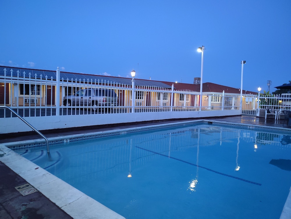 Holiday Motel Oakdale 42/66