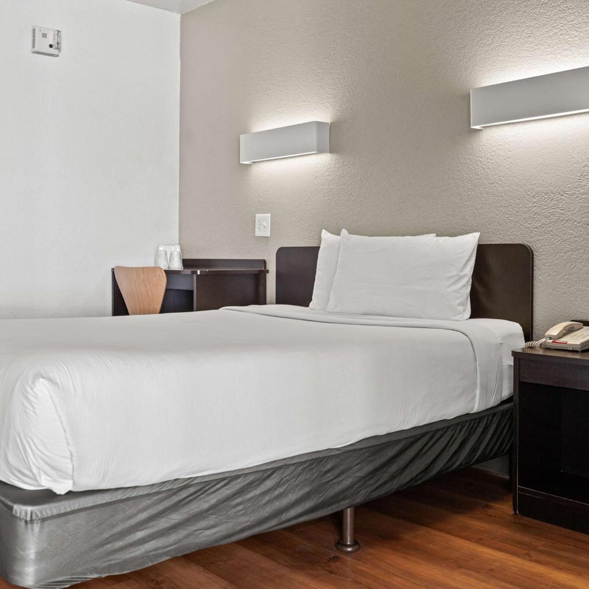 Room, Queen Bed, Accessible, Motel6 San Luis Obispo, CA - South 4/10
