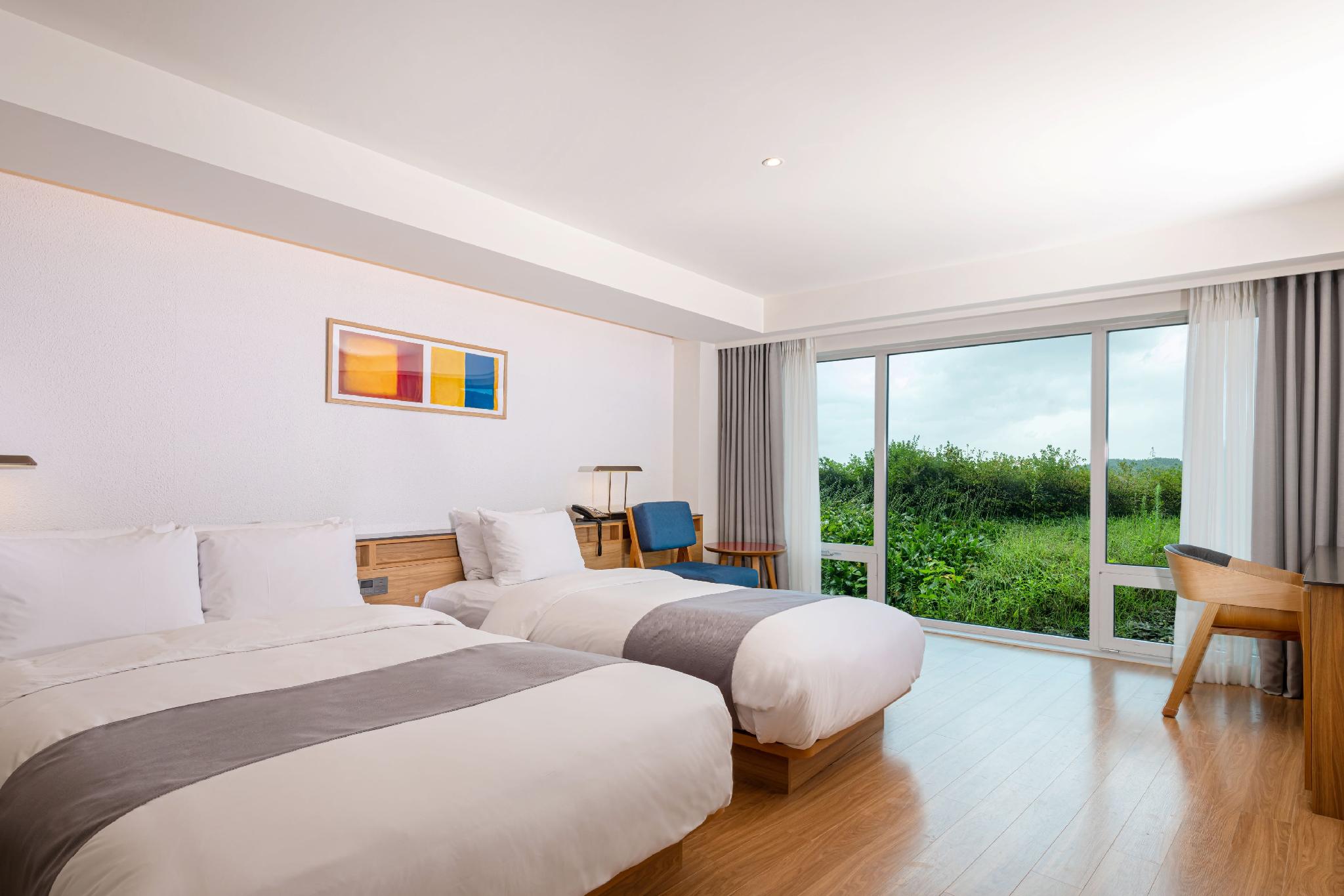 Deluxe, Twin Beds, 1 Double and 1 Single Bed, Mountain View, No Balcony