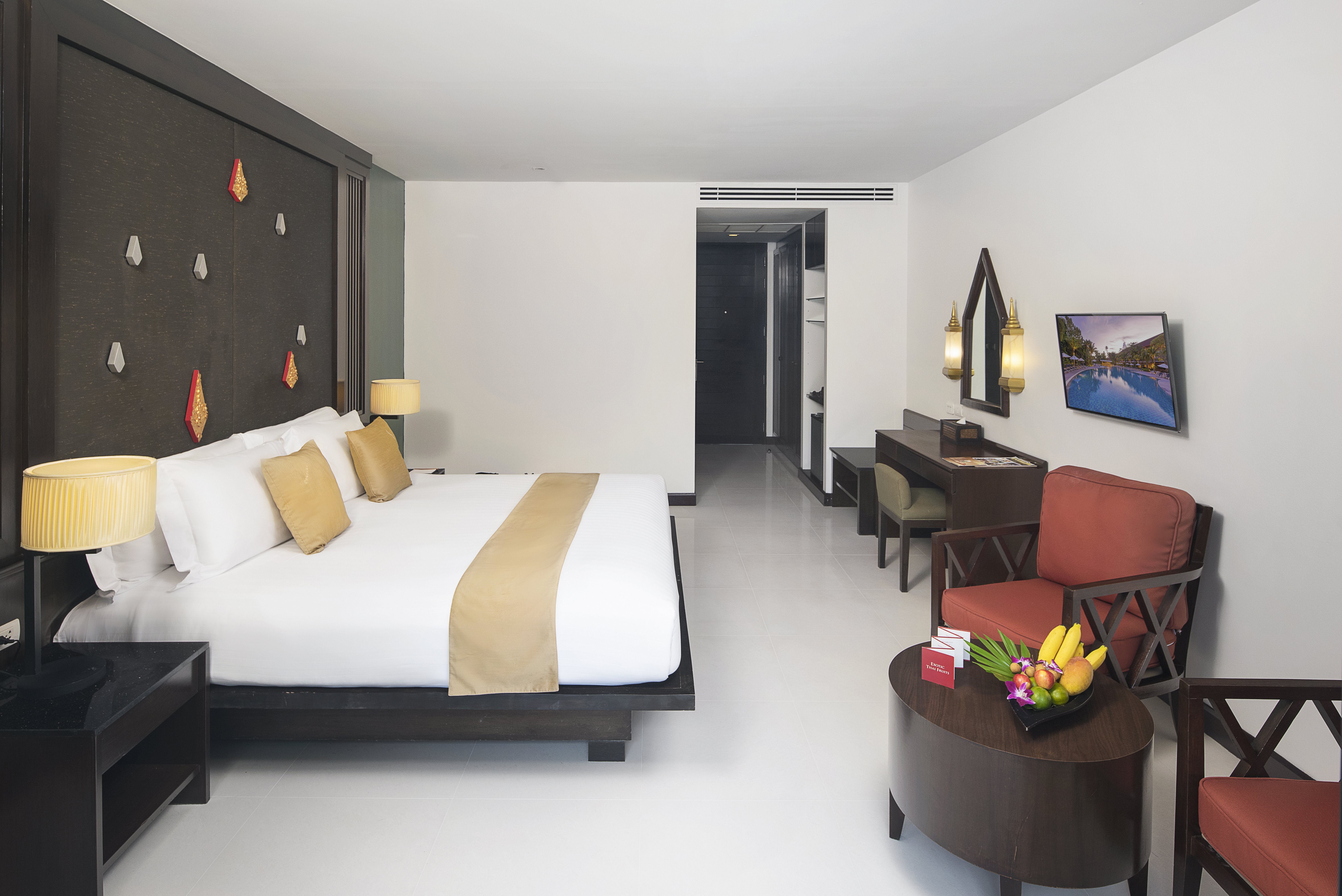 DELUXE, KING BED, POOL VIEW