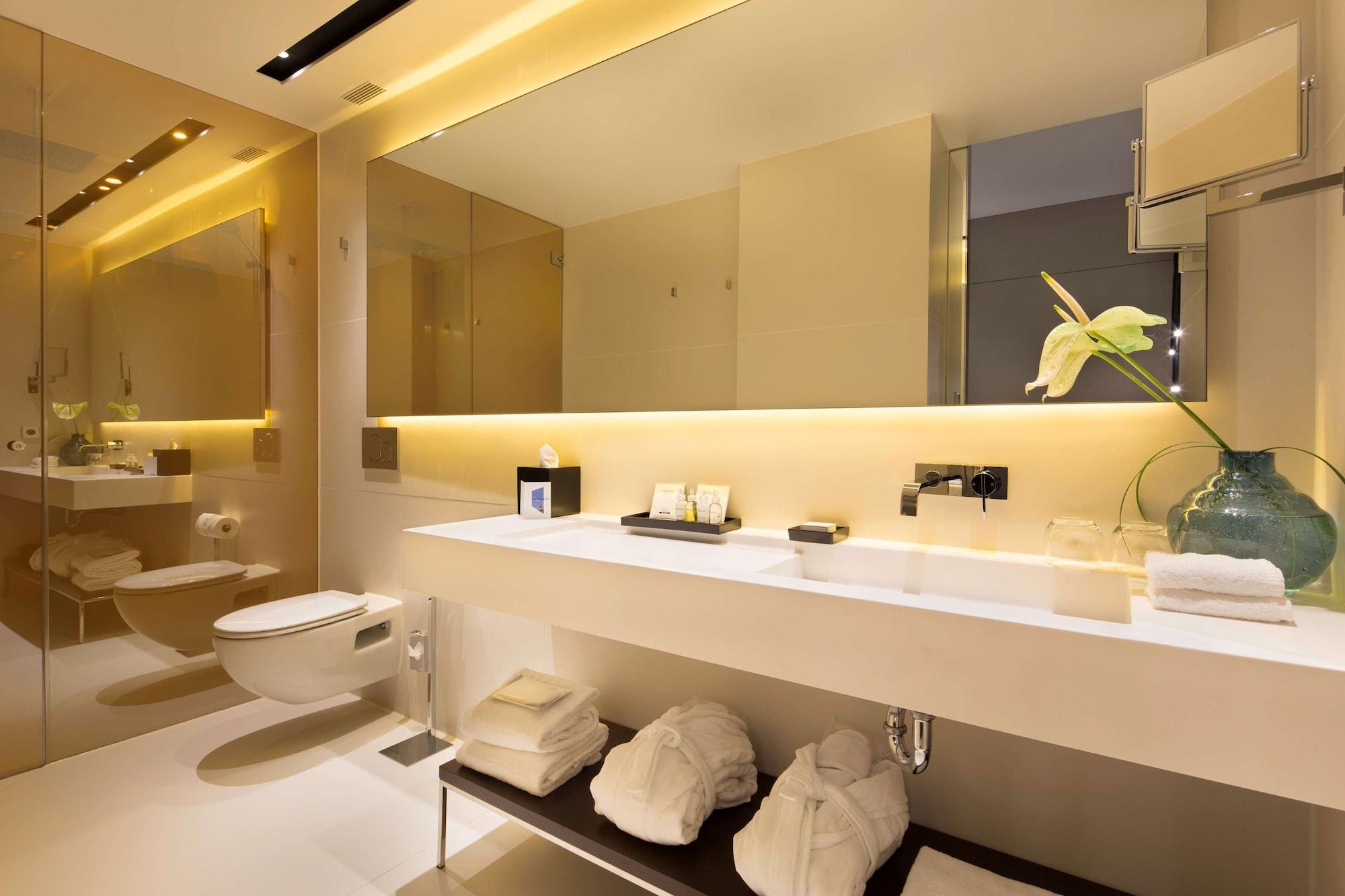 Master, Family Suite, Canal View