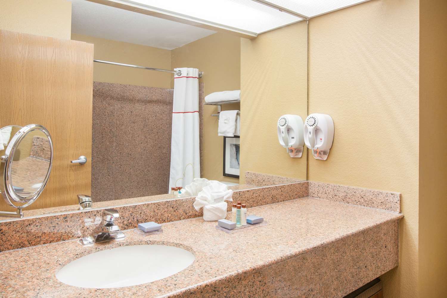 Hawthorn Suites by Wyndham Corpus Christi 8/10