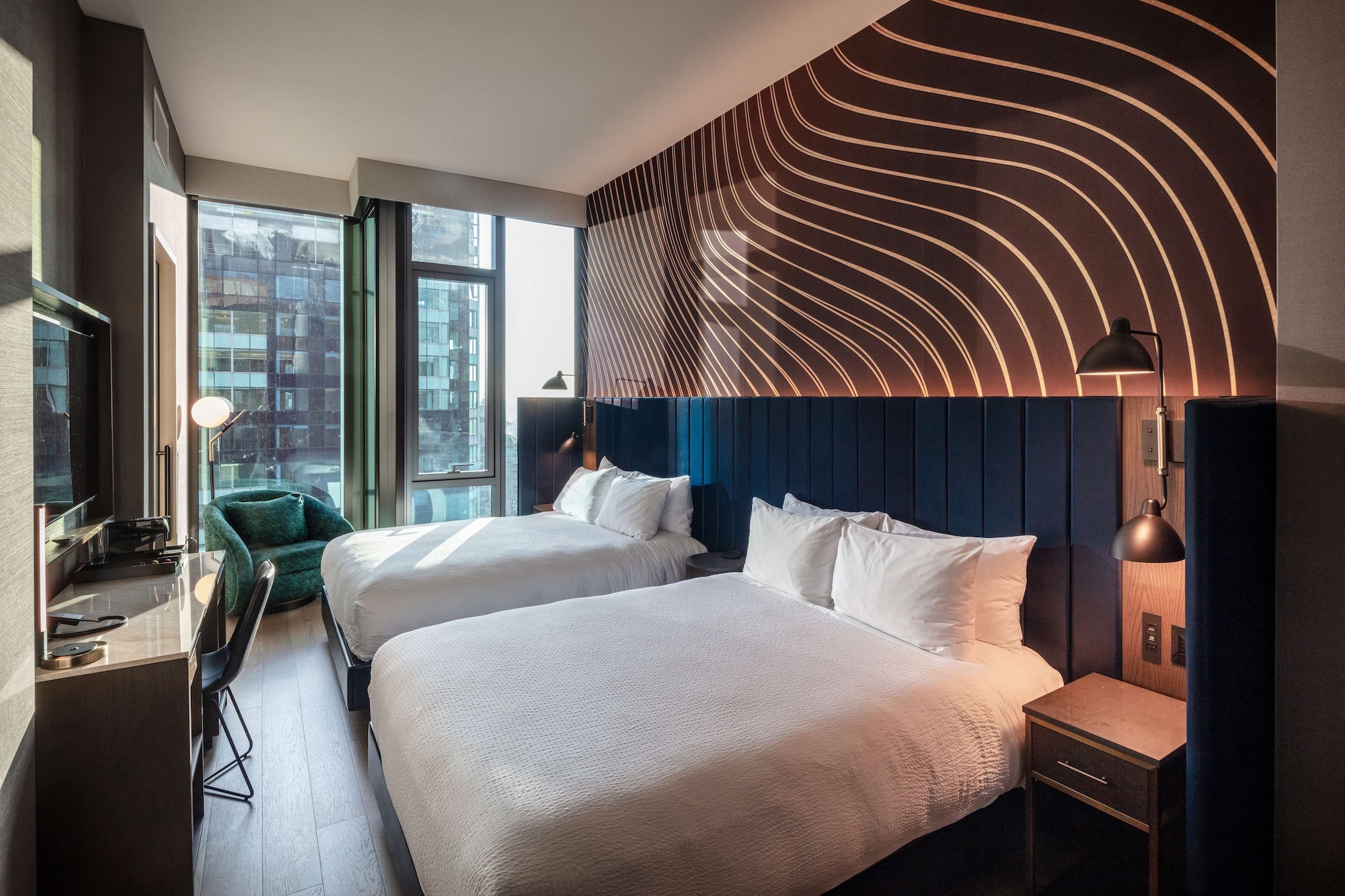 DELUXE, 2 QUEEN BEDS, SKYLINE VIEW