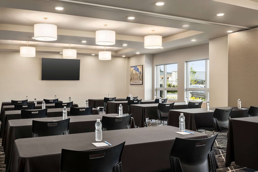 Microtel Inn & Suites Montreal Airport-Dorval QC 20/35