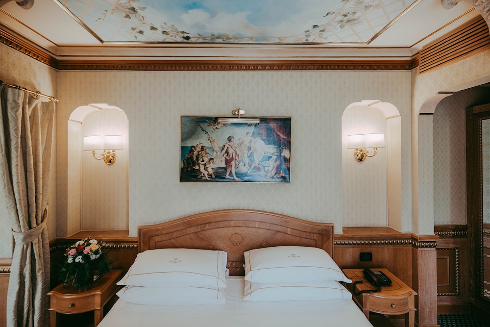 River Palace Hotel 18/43