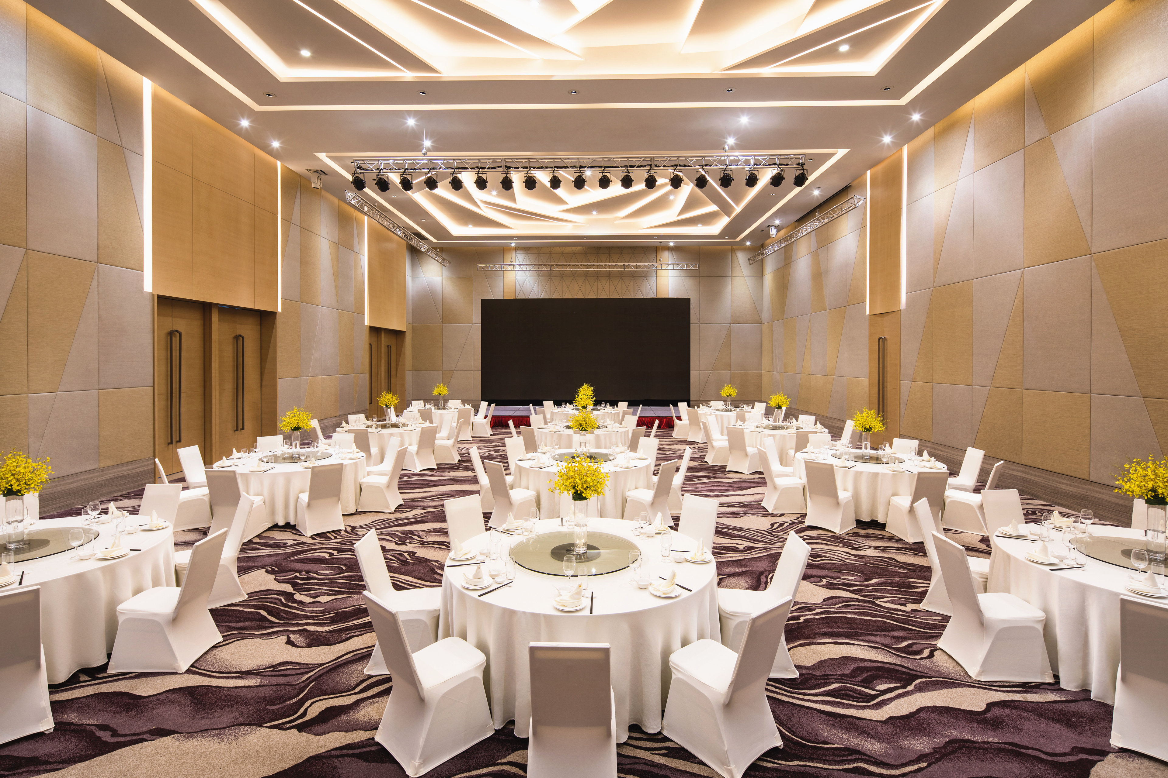 HOLIDAY INN WUXI TAIHU NEW CITY 57/69