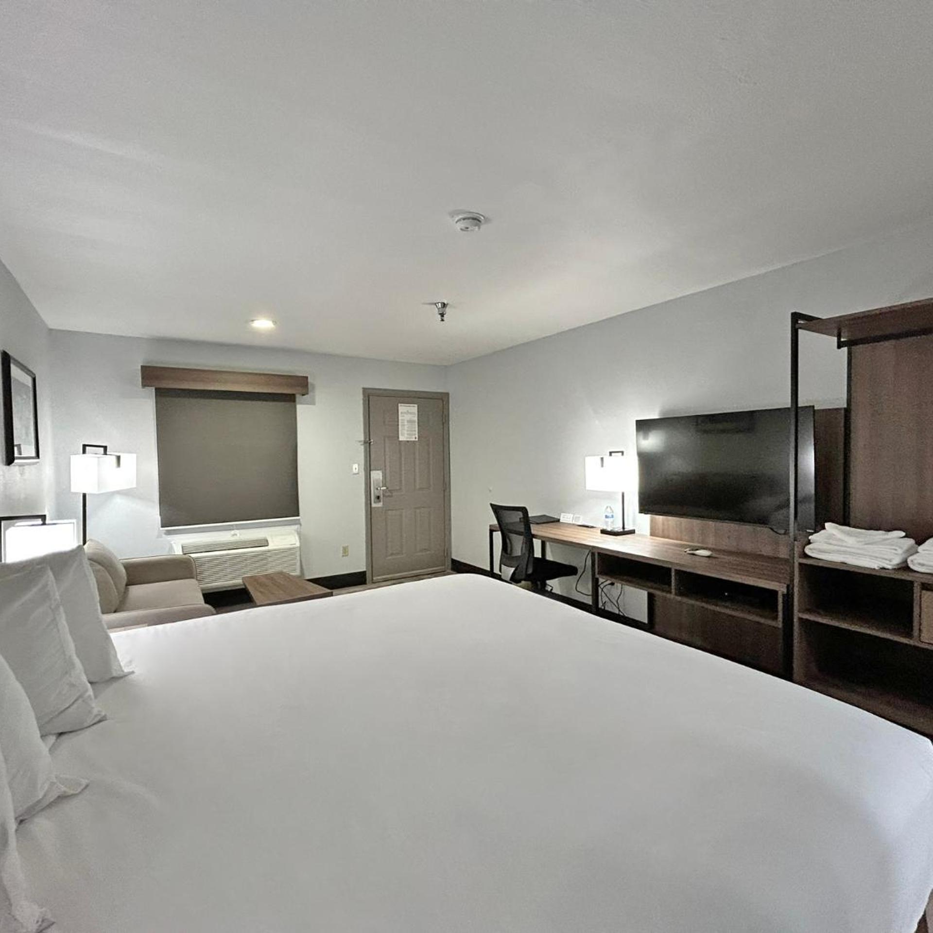 غرفة بسرير كينج مع أريكة، SureStay Plus by Best Western Cannon A.F.B. 3/9