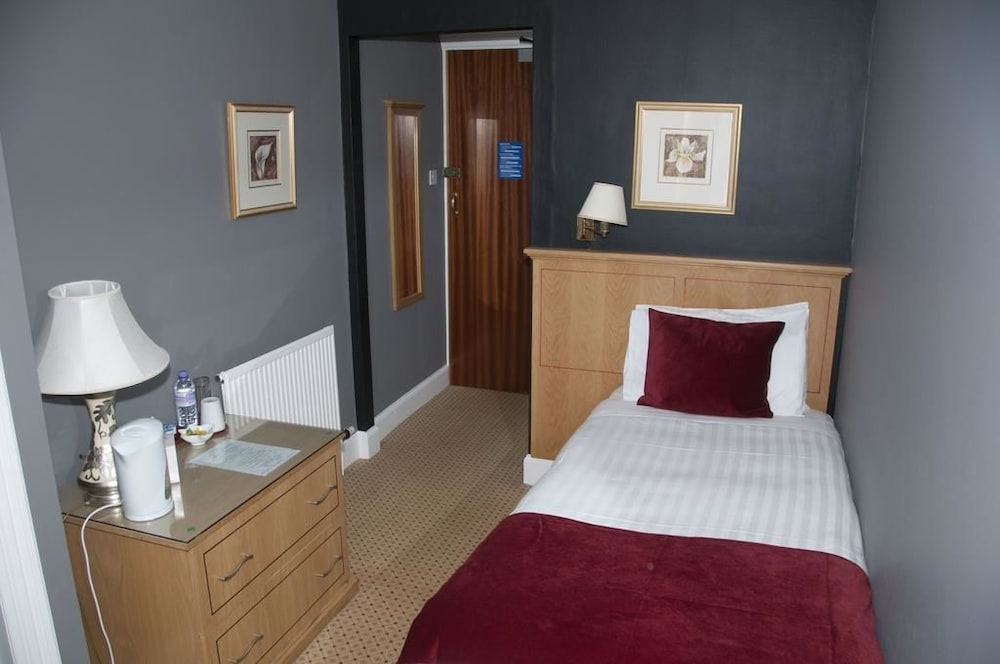 Caledonian Hotel 25/34