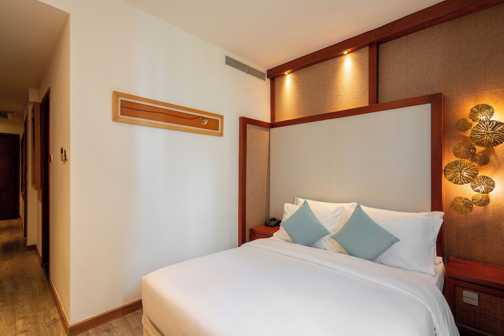 SUITE, CORNER
