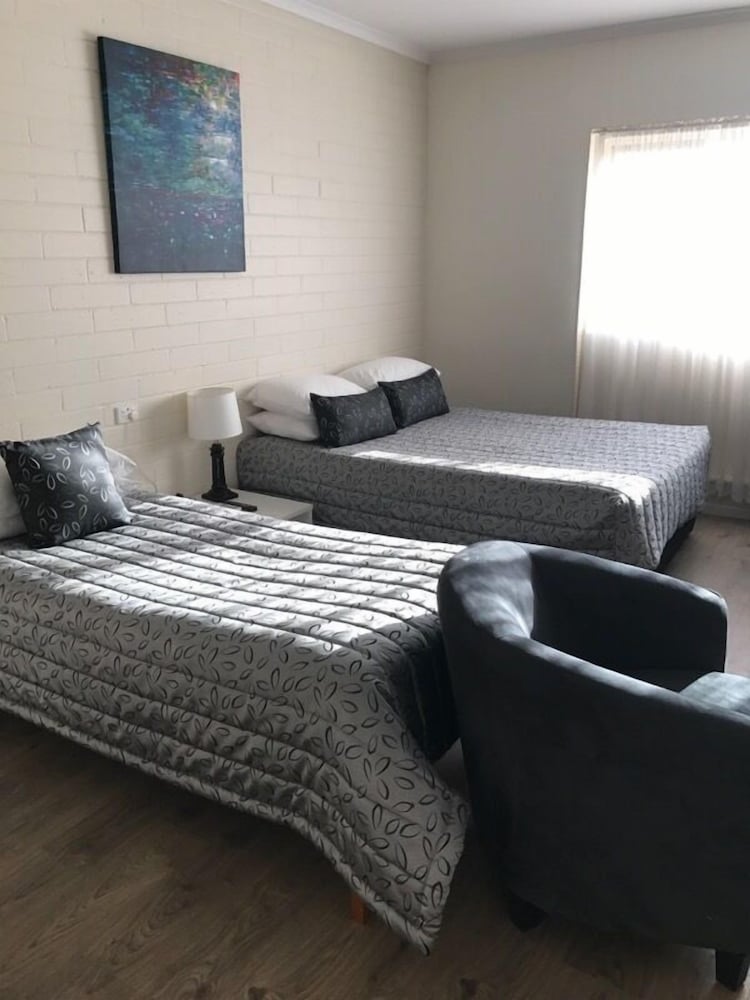 غرفة قياسية بسرير كوين وسرير فردي