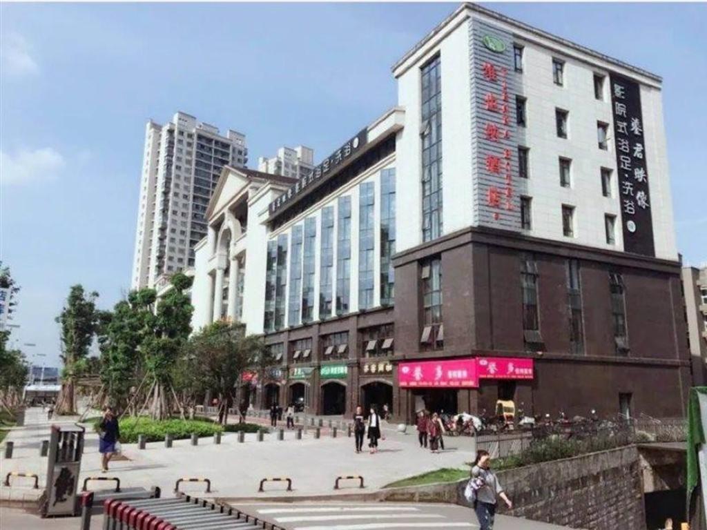 Vienna Hotel (Chongqing Changshengqiao Metro Station) 44/53