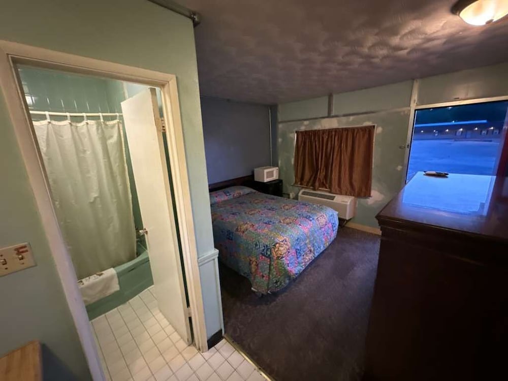 Gray Plaza Motel Benton Rend Lake I-57 9/39