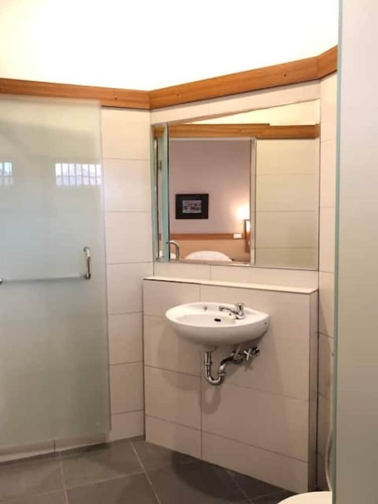 فيلا بسريرين كوين وسريرين منفصلين، Citrus House Com Bogor 5/6