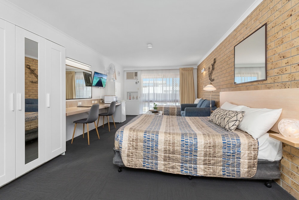 Tweed Harbour Motor Inn 9/57
