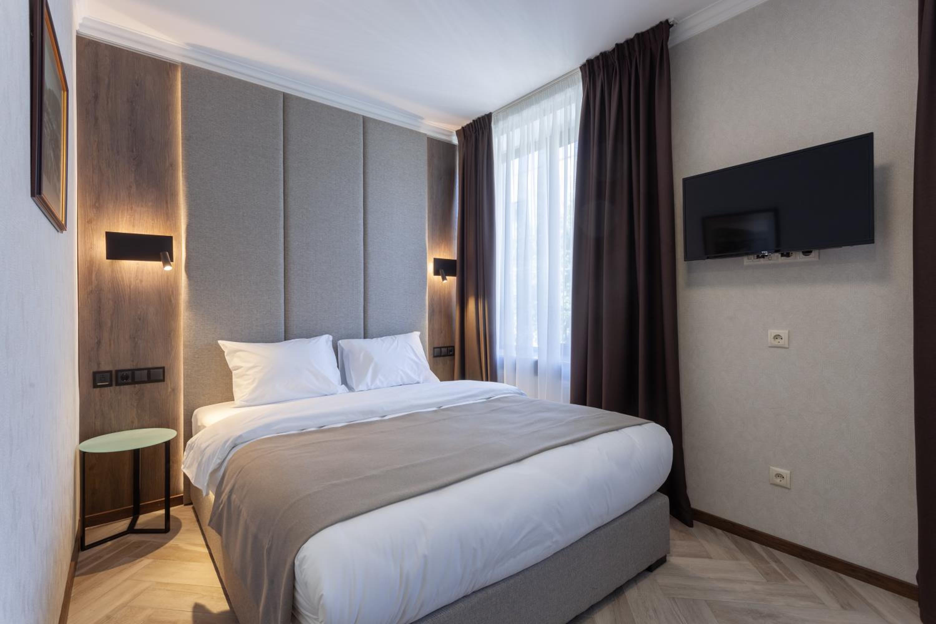 Queen Room:
