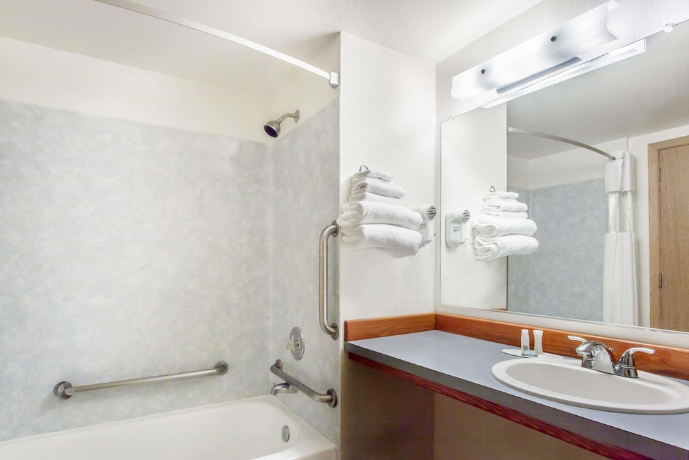 Econo Lodge Edmonds North Seattle, WA 7/39