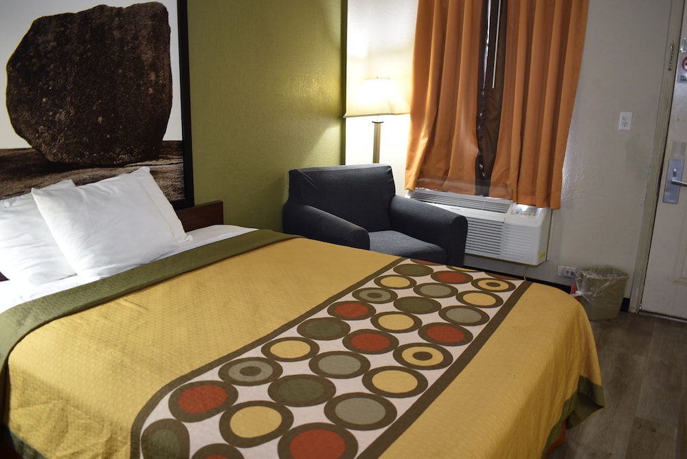 Super 8 by Wyndham Fredericksburg 23/51