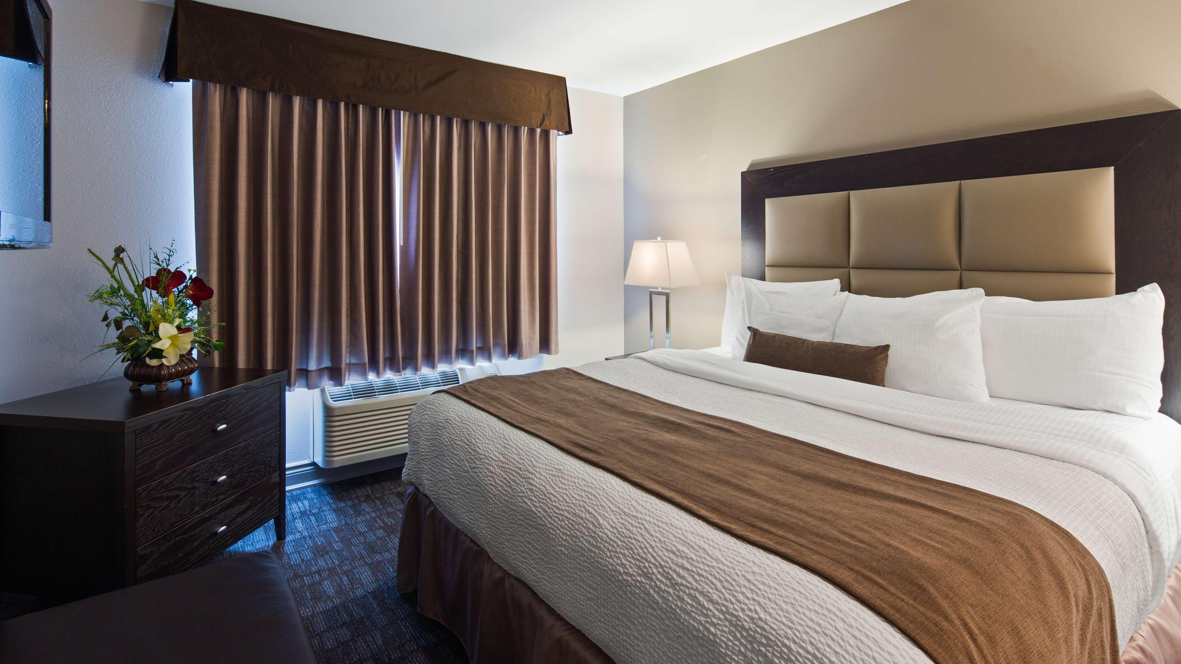 2 Rooms, Suite, King Bed, Working Area