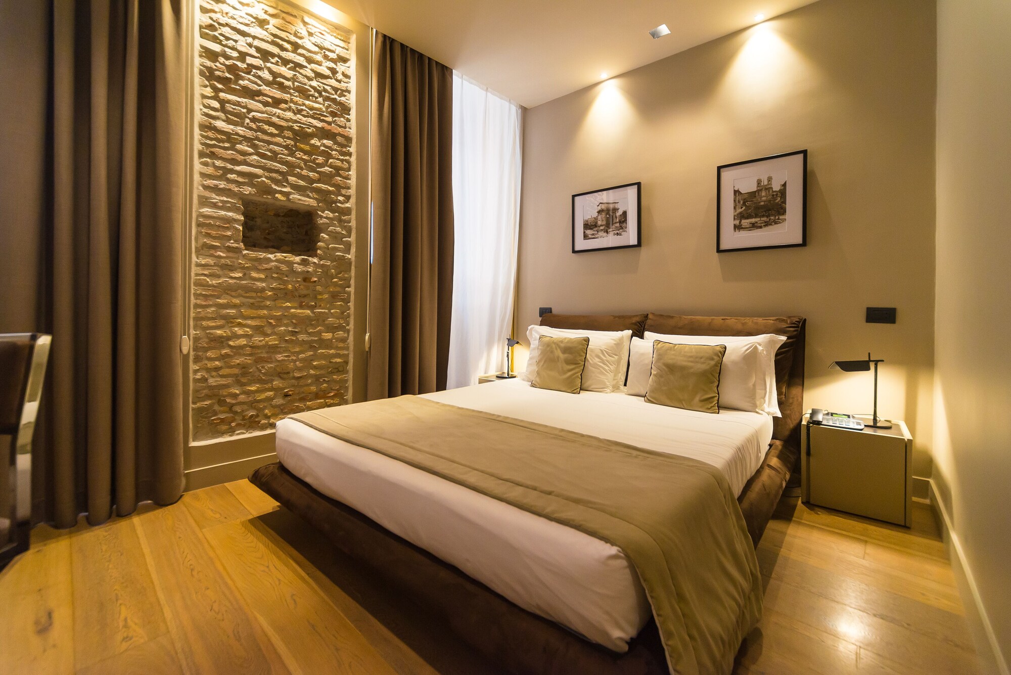 DELUXE, QUEEN BED