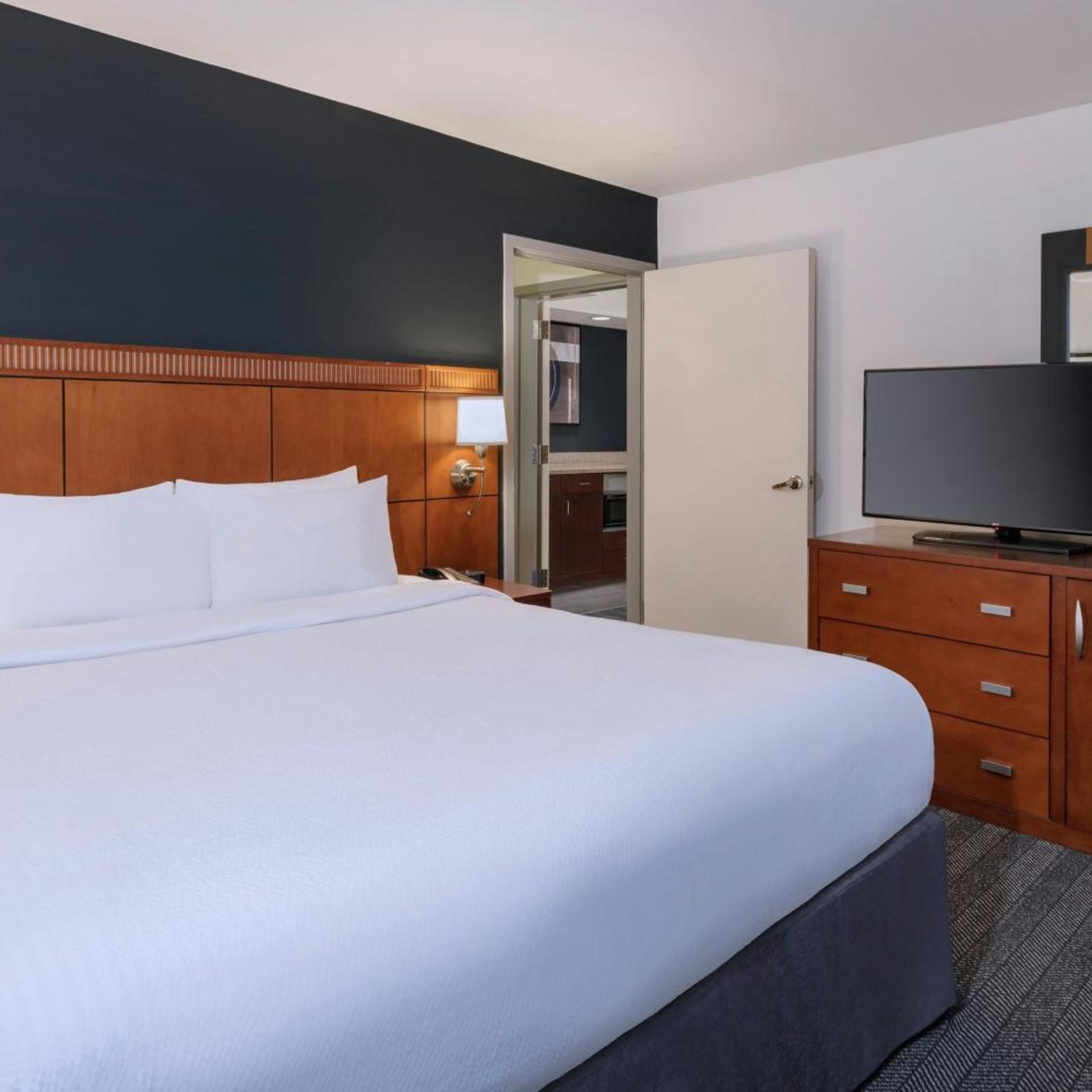 جناح بسرير كينج بشرفة بغرفة نوم واحدة مع أريكة