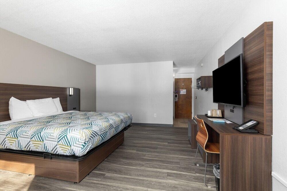 Motel6 Grand Rapids, MI - Northeast 20/49