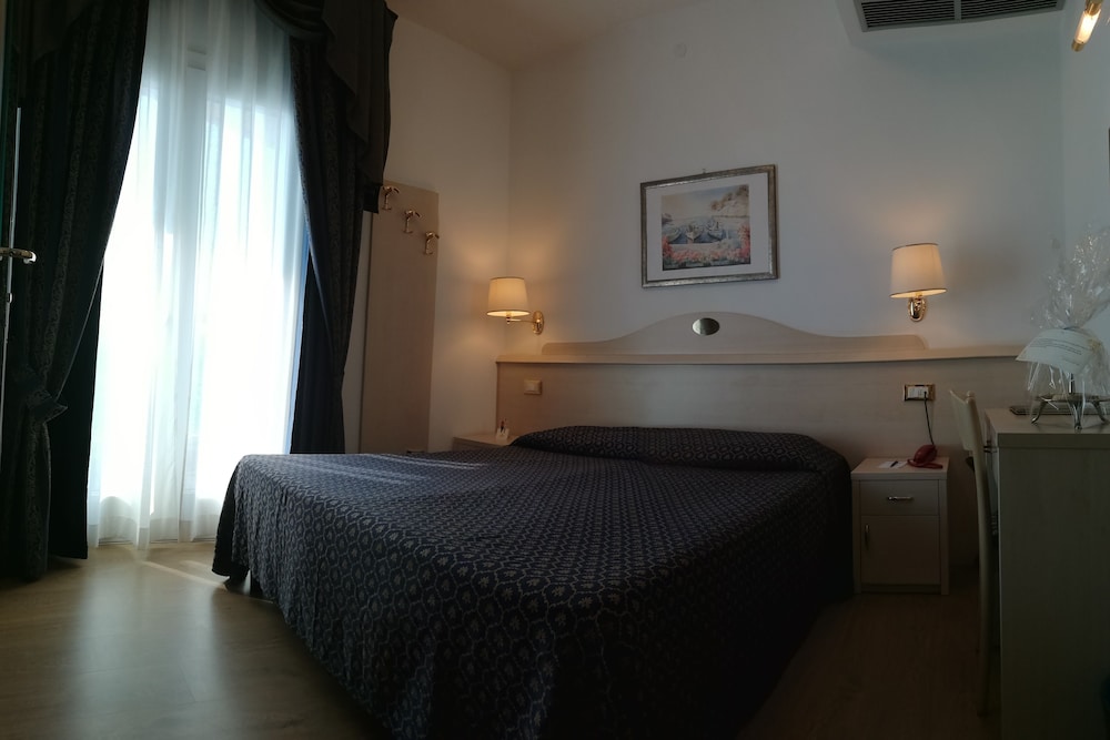 Room, Double or Twin Bed, Sea View, Balcony
