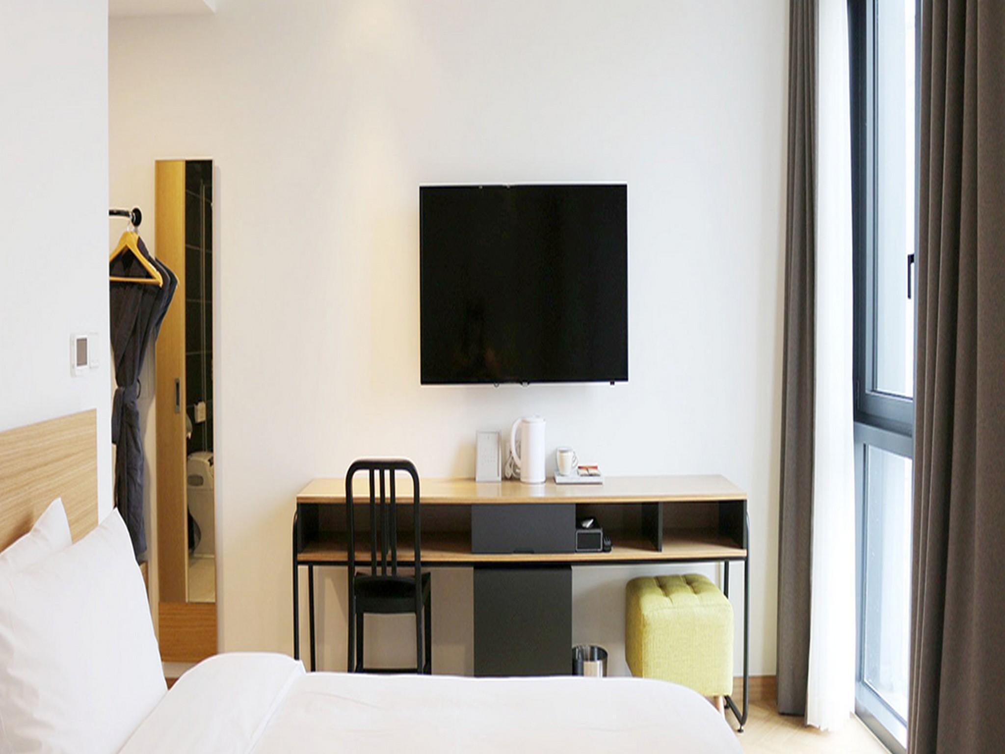 PREMIER, STUDIO, TWIN BEDS
