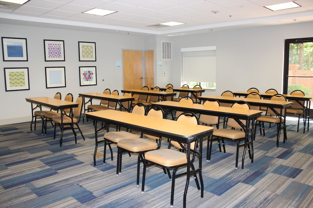 Holiday Inn Express Forest City 44/45