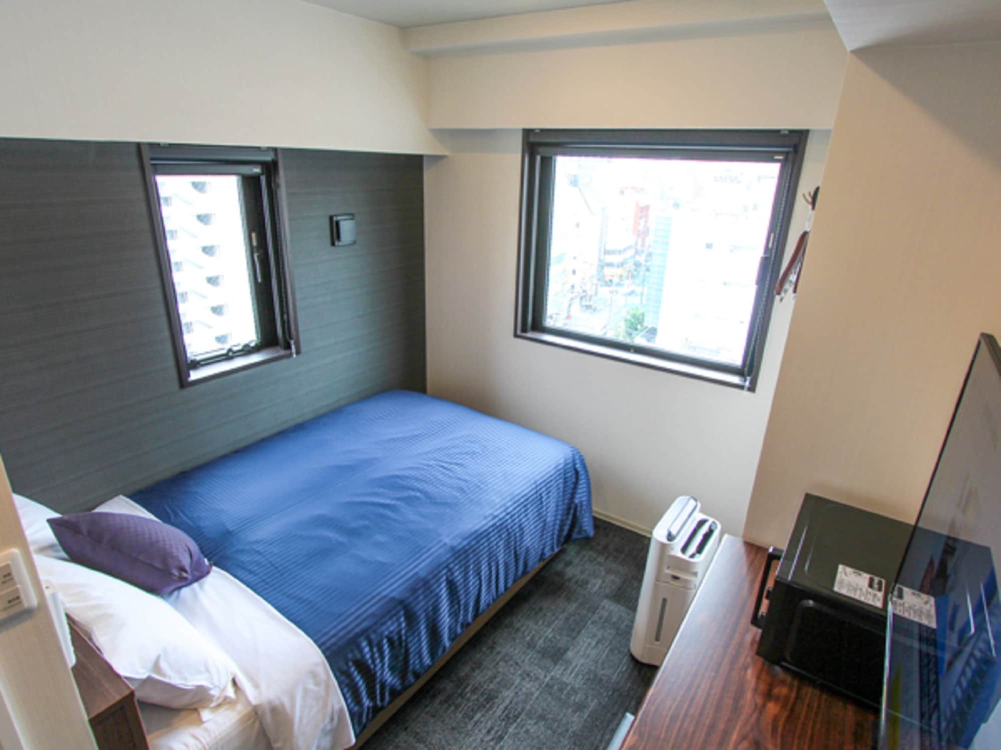 ROOM, SINGLE