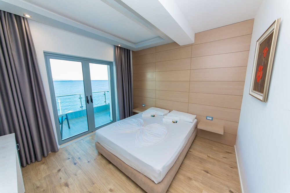 غرفة عائلية بسرير كوين وسريرين منفصلين بإطلالة على البحر بشرفة بغرفتي نوم، Hotel Saranda Palace 10/10